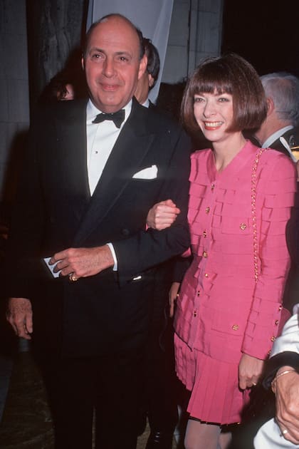 Llevando del brazo a Anna Wintour, ingresa a una gala en 1995.