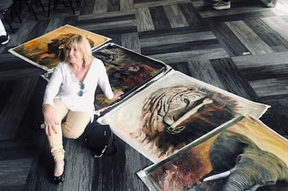 “Llevando mi equipaje de recuerdos lindos, de vivencias del pasado, pero también cargada de lo nuevo y lo que vendrá, desplegando mis pinturas en un cuarto de hotel y acomodando los bastidores".