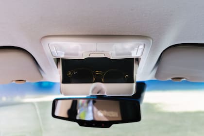 Llevar anteojos de sol es clave para manejar seguros y cuidar la vista.