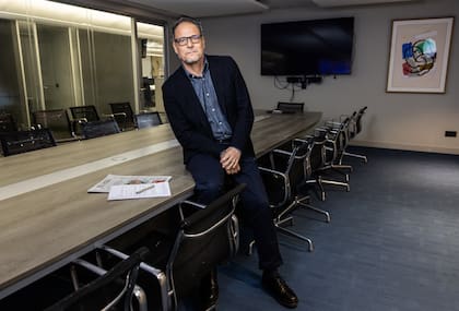 "Llevar El País bajo el brazo significaba que tú defendías la democracia, defendías un tipo de cultura y una forma de vivir", evoca hoy Martínez Ahrens, director de la publicación