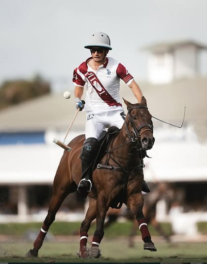 Llevar la bocha en el aire es un hábito del talentoso Jeta Castagnola, que tuvo mucho éxito en su primera temporada en Pilot; quiere que haya más patrones en Palm Beach.