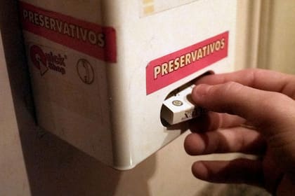 El Gobierno quiere cambiar de obligatorio a optativo la presencia de una máquina expendedora de preservativos en bares, confiterías, restaurantes, teatros, locales de baile y clubes de música