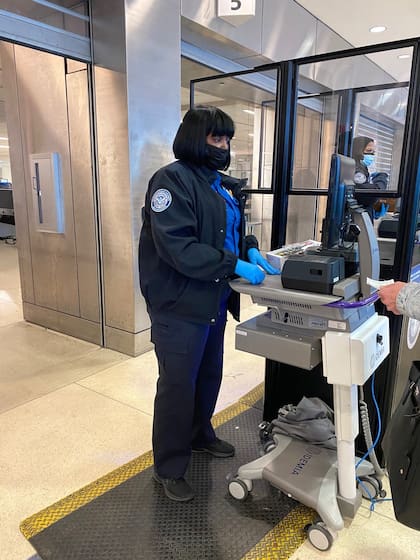 Llevar una pistola a un puesto de control conlleva una sanción civil federal que puede ascender a miles de dólares en Estados Unidos