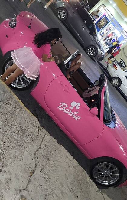 Llevó a su hija al estreno de la película en un auto descapotable igual al de Barbie