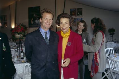 LLiliane Bettencourt y el fotógrafo François-Marie Banier, en la ceremonia de los Trophées 1992, realizada en el club de golf de Saint-Nom-la-Bretèche. (Foto: Eric Robert / Sygma / Getty Images)