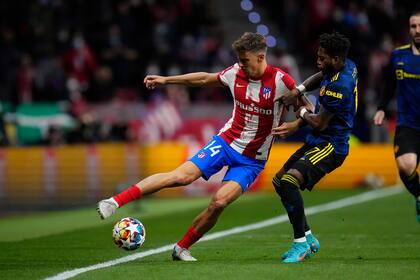 Llorente controla pelota contra la línea y la presión de Fred