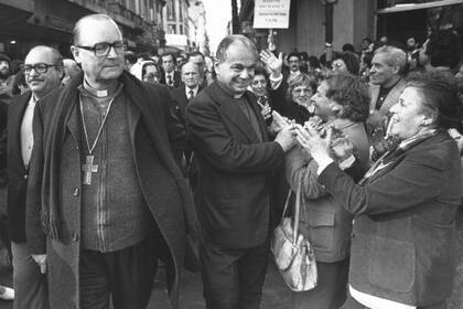 LLos obispos Jorge Novak y Jaime de Nevares, activos defensores de los derechos humanos, en una marcha ya en democracia