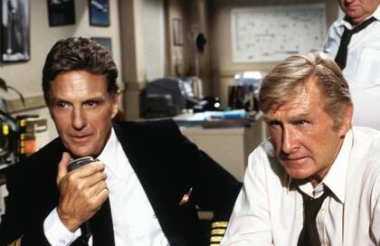 Lloyd Bridges and Robert Stack in ¿Y dónde está el piloto? (1980), un film que fue pionero en revolucionar la comedia con gags absurdos