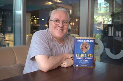 Lloyd Llewellyn-Jones, en Barcelona con su libro