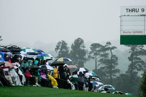 Más paraguas que birdies en Augusta: un líder holgado, el récord de Tiger y otra vez el clima