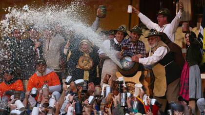 Lluvia de cerveza en el Oktober Fest de Córdoba