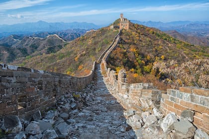 Lluvias que agrietan las paredrs, turismo excesivo, robos de ladrillos y falta de mantenimiento en la Gran Muralla China