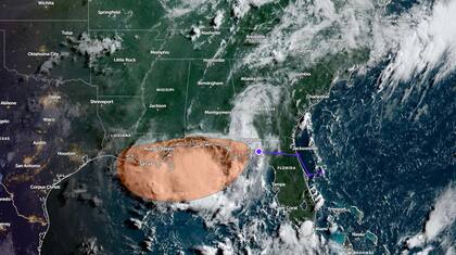 Lluvias torrenciales y riesgo de inundaciones repentinas en Florida: la perturbación tropical descargará entre 25 mm y 76 mm de lluvia en pocas horas, especialmente en zonas urbanas con drenaje deficiente, mientras genera fuerte oleaje y corrientes de resaca peligrosas en las costas