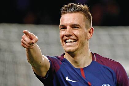 Es rosarino, se mudó a París y allí cumplió su sueño de jugar en una liga internacional.