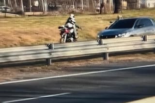 Un influencer capta en vivo un violento robo en la autopista Ezeiza-Cañuelas