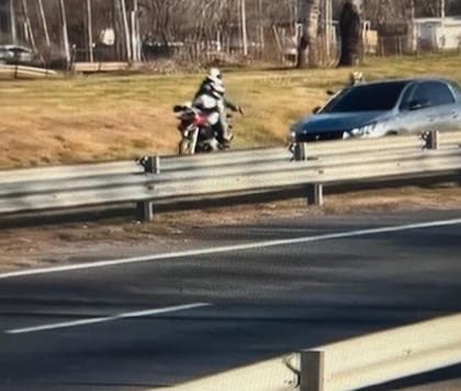 Lo amenazaron con un arma, le quitaron la moto y lo dejaron tirado en plena autopista.