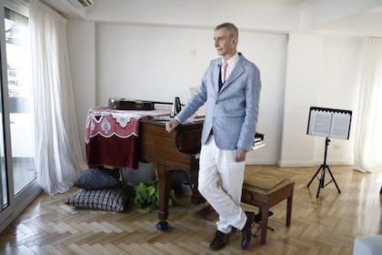 Lo austero del living de su piso dialoga con el estilo de estricta sobriedad del periodista