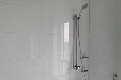 Lo azulejos y porcelanatos para baños son en su mayoría de color blanco y en distintas medidas