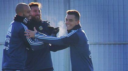 Lo Celso, con Mascherano y Messi, en Moscú