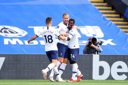 Lo Celso festeja junto a Kane, autor del gol y Aurier. Tottenam jugará la próxima Europa League