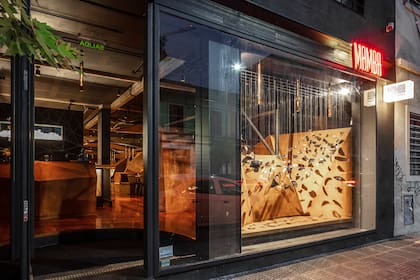 Lo disruptivo también toma el ingreso: en lugar de una fachada tradicional, en Mamba recibe una vidriera con un collage que sigue la línea onírica.