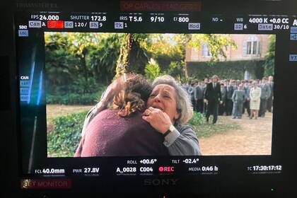 "Lo emocional fue muy fuerte, y creo que interpretando a María me cayó realmente la ficha de lo que sucedió en nuestro país. Me atravesó de otra manera esa tremenda tragedia", expresa Vivian El Jaber, quien en este film interpreta a una Abuela de Plaza de Mayo
