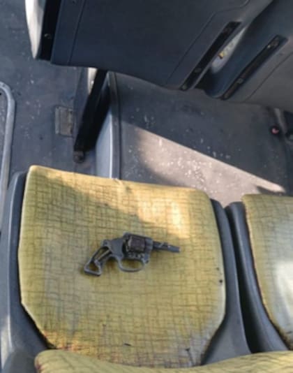 Lo golpearon, lo redujeron, le sacaron el arma y lo ataron con un cable al final del colectivo.