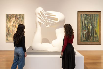 "Lo imposible" (1945), de Maria Martins, con pinturas de Wifredo Lam