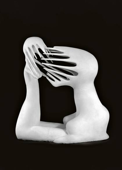 Lo imposible (1945), de Maria Martins, recibe al público en la entrada de la muestra actual de la colección del Malba; el MoMA tiene otra versión más pequeña de esta escultura