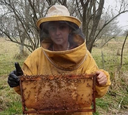 “Lo mamé de chica porque tenía cuatro años cuando mi papá empezó con la apicultura. Fui creciendo viéndolo trabajar con las abejas", dice