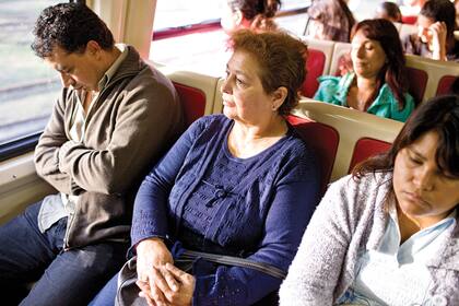 ''Lo más agotador es el viaje''. En el tren Sarmiento ida y vuelta: de Merlo a Once