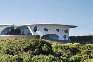 Lo más exuberante de la arquitectura de los años 60 y principios del siglo XXI se reversiona en esta casa que se deja atravesar por el paisaje y que es tan única e irrepetible como todo ser vivo.