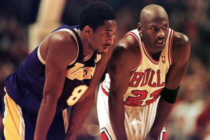 Lo más parecido a MJ fue Kobe Bryant, por logros y estilo de juego; Su Majestad, que lo tenía como a un hermano menor, lloró al despedirlo en el homenaje público a La Mamba Negra tras su muerte.