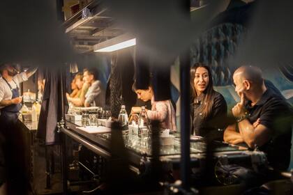 Lo mejor es sentarse en la amplísima barra y dejarse embelesar por la magia que los chefs.