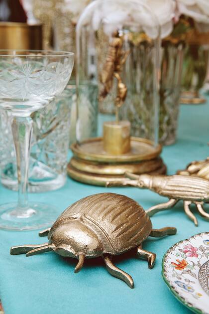 Lo metálico es tendencia en decoración y la Navidad este año no es la excepción. Escarabajos e insectos de bronce de Landmark