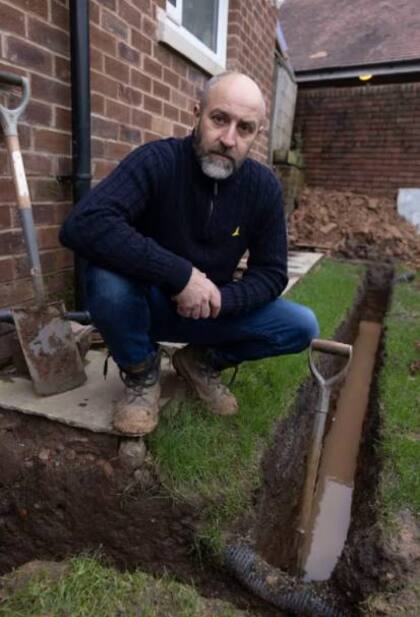 Lo obligaron a cavar la zanja y ahora no quieren ayudarlo a arreglarla