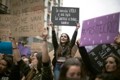 Lo ocurrido aquella noche de sanfermines desnudó la naturaleza del abuso grupal, removió el concepto de masculinidad y expuso un sistema que cuestiona y desprotege a las víctimas