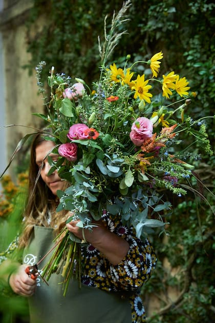 Lo primero es conocer bien el potencial de cada especie para armar un ramo de estilo silvestre con flores compradas o del propio jardín