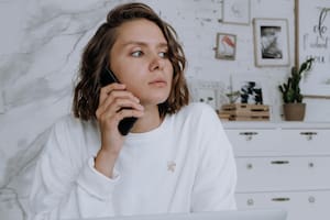 Lo primero que debe tener en cuenta para evitar ser víctima de una estafa telefónica es estar atento al indicativo que lo llama (Foto ilustrativa: PEXELS)