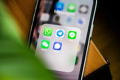 Lo primero que hay que hacer es asegurarse de tener un teléfono smartphone y utilizar la versión web de WhatsApp