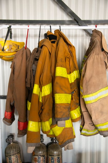 Lo primero que se debe hacer es llamar a los bomberos (100 es el número de bomberos de la ciudad y 911 el teléfono de emergencias) y dar aviso al encargado o referente del edificio.