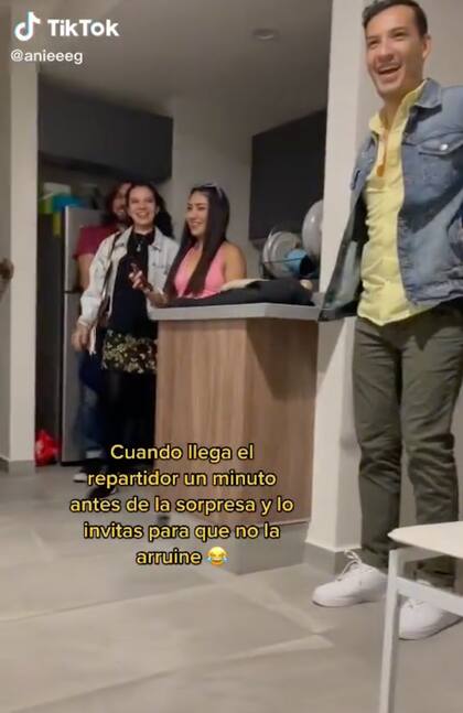 Lo primero que vio el cumpleañero al llegar fue al repartidor