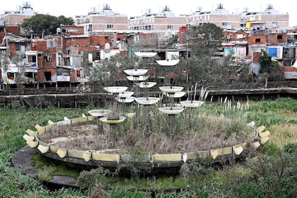 Lo que alguna vez fue una fuente imponente en el río, con el barrio Rodrigo Bueno semiurbanizado de fondo