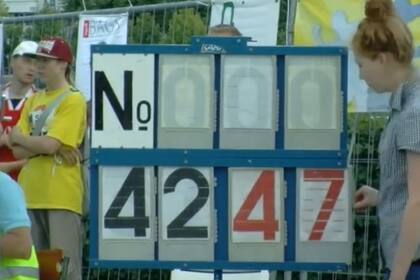 Lo que comenzó como un evento local en Finlandia ganó fama internacional y anualmente en el mes de agosto se hace la competencia Mobile Phone Throwing World (Captura video)