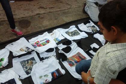 Lo que cuesta llevarse una remera o un pin kirchnerista de recuerdo