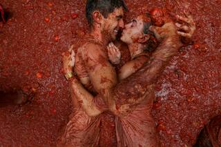 Lo que debe saber sobre la “Tomatina” de España, la batalla callejera de tomates que cumple 80 años
