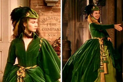 Adrian diseñó y cosió él mismo el vestido que Scarlett O Hara (Vivien Leigh)nconfecciona con las cortinas de Tara en su intento por seducir a Rhett Butler (Clark Gable) en Lo que el viento se llevó