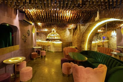 Lo que en otros locales podría ser un depósito en Under se vuelve un bar sofisticado. Aquí, la sucursal bajo Tigre Morado.