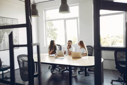 Lo que está en juego con el regreso de la presencialidad no es solo si trabajamos en casa o en la oficina. Es mucho más profundo: es una redefinición del contrato psicológico entre empresas y empleados