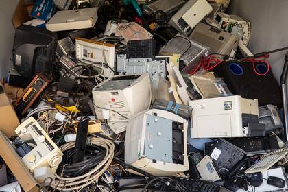 Lo que implica el recambio tecnológico constante, como renovar el celular o la laptop cada dos años